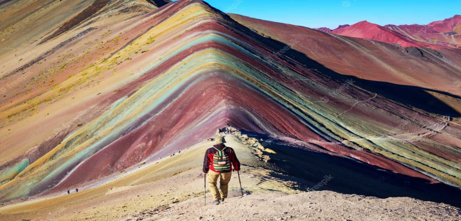 turista en lamontaña de colores min
